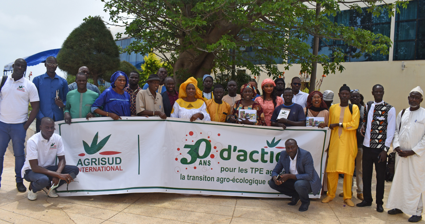 Photo de groupe pour les 30 ans d'Agrisud au Sénégal