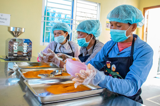 Transformation du curcuma en poudre Agrisud au Cambodge