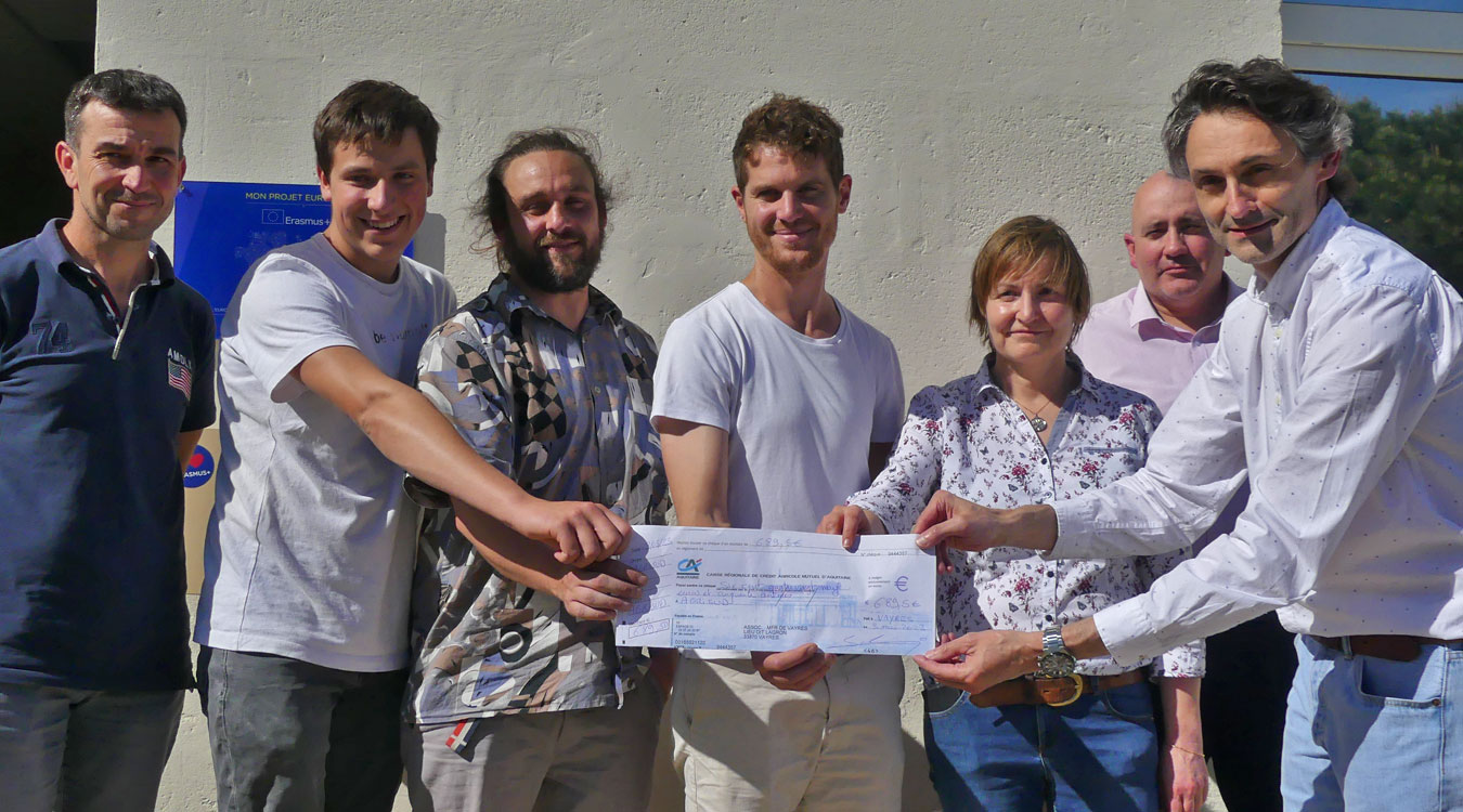 Remise du cheque par les etudiants de la MFR de Vayres